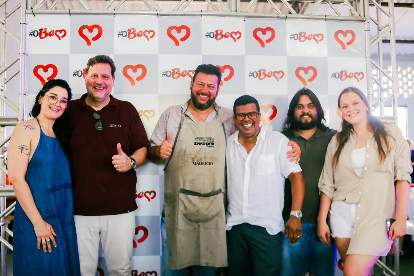 Organizadores e voluntários do #OBEM de avental, prontos para servir o almoço