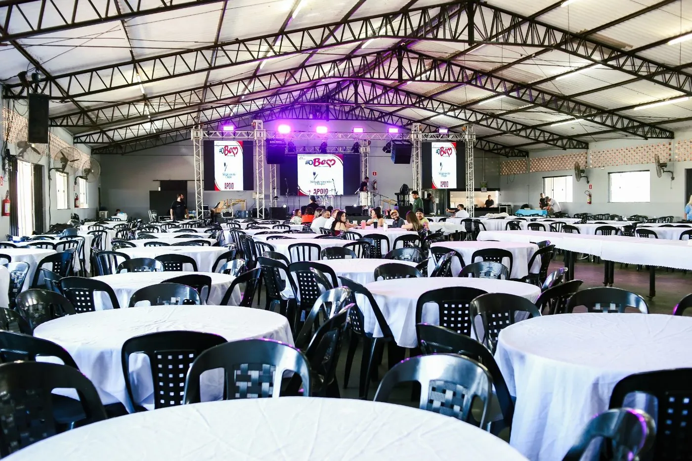 Salão montado e pronto para receber os participantes