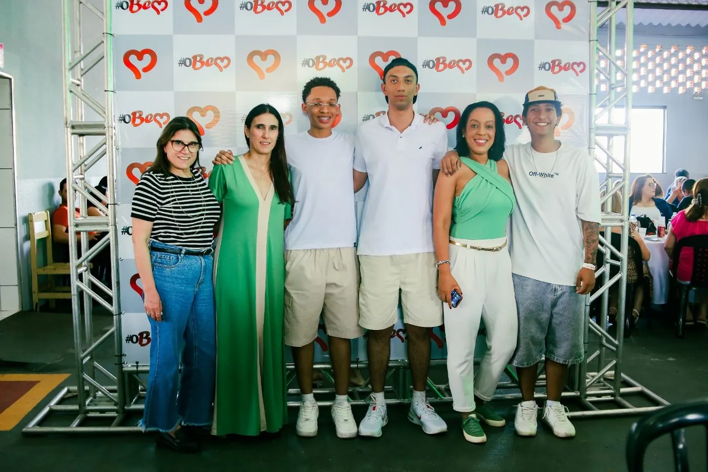 Amigos posando no painel do #OBEM